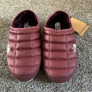 The North Face Women's Quilted Slippers - Burgundy